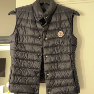 Moncler väst - Super fin moncler väst som tyvärr inte kommer till användning! Hel och fin men jag har redan en cardigan som jag använder mer🫶