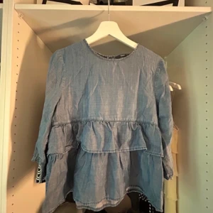 volangtopp - säljer denna jeans volang topp ifrån Only. en unik men superfin blus som går att styla väldigt fint. inga tecken på andvändning. 💕💕