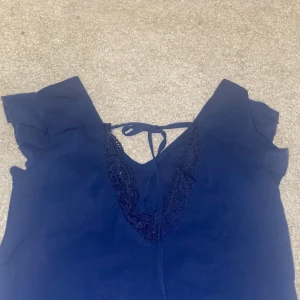 En ultramarin blus - Skicket är mycket bra andvänt få antal gånger.