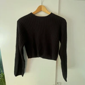 Stickad tröja  - Säljer den här stickade tröjan eftersom den inte kommer till användning.