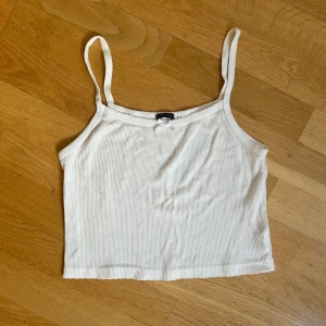 Brandy Melville pointelle linne - Jättesöt linne med pointelle mönster och rosett 🎀