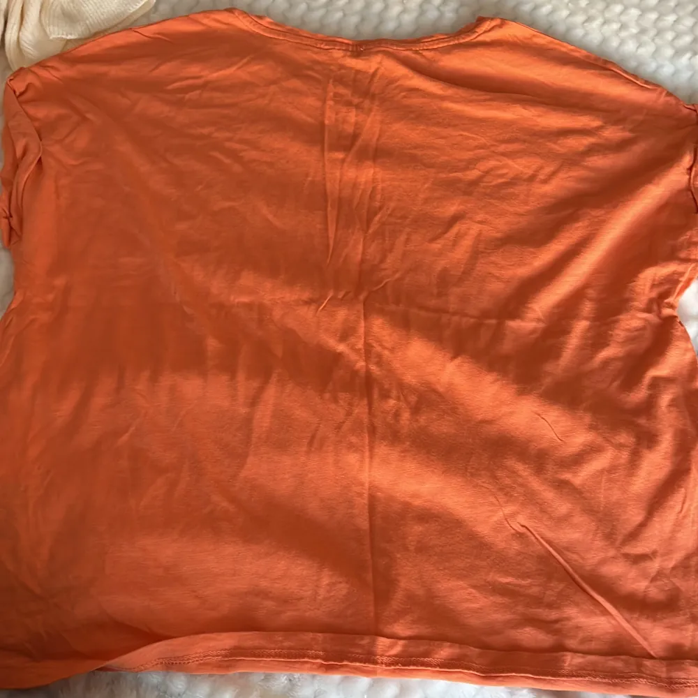 Säljer min Tshirt jag köpt nyligen fast inte fick något intresse av den. Den är i färgen orange och i storlek M.. T-shirts.