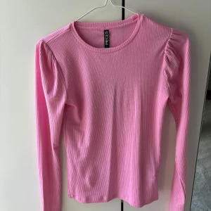 Rosa ribbad tröja - Rosa tunn tröja med ribbat tyg. Aldrig använd. Storlek S. Skriv om ni är intresserade 💞