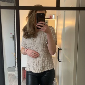 zara tröja  - Snygg tröja från zara. Som ny, passar storlek xs.