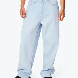 Säljer ett par nya baggy jeans, de är i nyskick och är aldrig använda, jag köpte dem för 700kr och säljer dem nu för 342kr hör av dig vid frågor:))