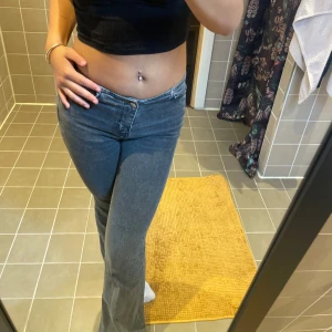 LOWWAIST JEANS! - Säljer mina lowwaist jeans från H&M, den har en liten defekt som ni kan se på bild 3-4. 