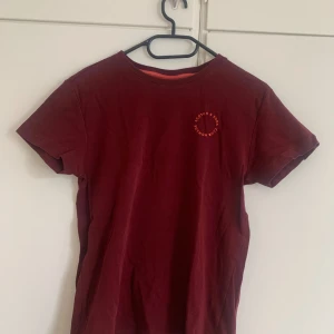 Vinröd T-shirt  - En snygg vinröd T-shirt från populära internationella märket Scotch & Soda! Helt ny och aldrig använd! Storlek 14
