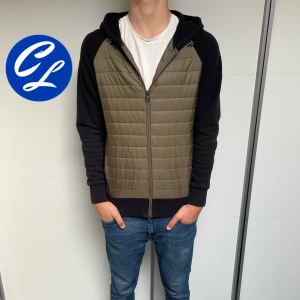 Colmar Cardigan  - Colmar Cardigan | Skick: 9/10 (inga defekter alls) | Strl S | Pris - 799 | Går inte att köpa någonstans längre | Fraktar via Postnord eller Instabox på köparens bekostnad | Hör av dig vid minsta fråga eller fundering!