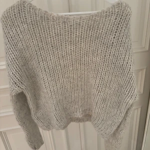 Beige stickad tröja från Zara - Säljer en supermysig beige stickad tröja från Zara. 🍂❄️
