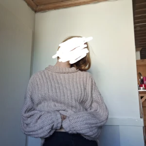 Supergosig stickad tröja - En lite oversized tröja i stolek s som är super bekväm och perfekt till kalla höstdagar. Kolla gärna in min profil och skric och du har några frågor