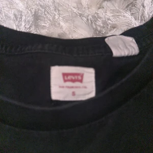 Levis t-shirt - Skick 9/10 Nästan oanvänd Säljer pågrund av för liten storlek Pris kan diskuteras 