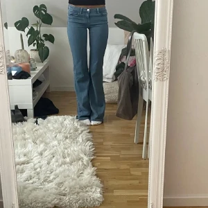 lågmidjade bootcut jeans  - jättesnygga slutsålda jeans från only💓de är lågmidjade och bootcut i storlek xs/34  jag är cirka 167 cm  skriv för mått eller fler bilder 
