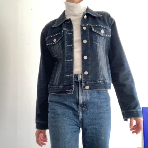 Jeansjacka med glitterdetaljer - Knappt använd jeansjacka med glitterdetaljer