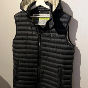 Moose knuckels väst - En svart skön moose knuckels väst