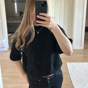 Kortärmad stickad tröja - Säljer denna halv kortärmade stickade tröjan från Noella🤍 Storlek XS/S!
