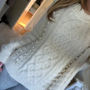 Zara stickad tröja - En jättefin stickad tröja med pärlor och andra vackra detaljer från Zara i storlek S-M. Helt perfekt till hösten och vintern. Hör av dig vid frågor 💗
