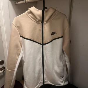 Nike Tech kofta. Helt ny  - Helt ny nike tech. Använd 1 gång enbart. 