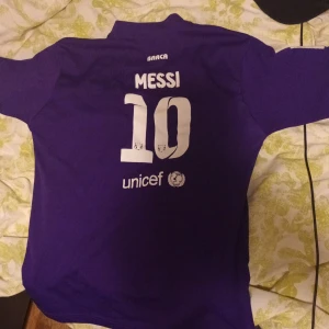 Barcelona Messi tröja - Barcelona tröja med messis namn på baksidan. I bra skick. Kund tar hand om frakt. Pris kan diskuteras