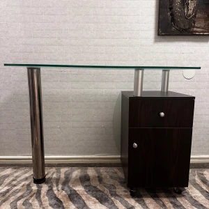 Nagelbord/skrivbord, 1500 kr - 40x120 cm i bra skick, säljer den då den är för liten för allt mitt material, dock har den bra utrymme och är smidig med sina hjul, köpt på nagelgiganten för 4500, säljer den för 1500. (Pris kan diskuteras)