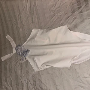 Vit body - Vit Body från zara, aldrig använd prislappen sitter kvar  Nypris: 599kr Säljer för 199kr 