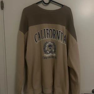 Skön Tjocktröja från Pull&Beaf - En mysig tjocktröja från Pull&Bear. Storlek M // Hör gärna av dig vid frågor!