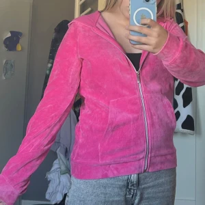 Rosa luvtröja - Det är storlek 158-164,Inte så mycket använd. Rosa med luva,skönt material.