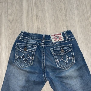 True religion jeans - Äkta true religion jeans köpta secondhand. De är raka i passformen och lågmidjade. Säljer pga att de inte sitter bra på mig. 