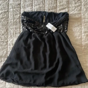 Topp - Snygg topp från Intimissimi, helt ny i storlek S. Snygga paljetter upptill!