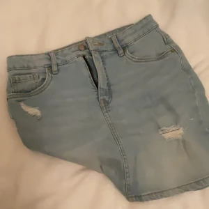 Jeanskjol  - Jeanskjol. Köpt för några år sedan men aldrig använt. Jätte bra skick. Storlek 159 men passar xxs och xs. Tror den är köpt på Kappahl 