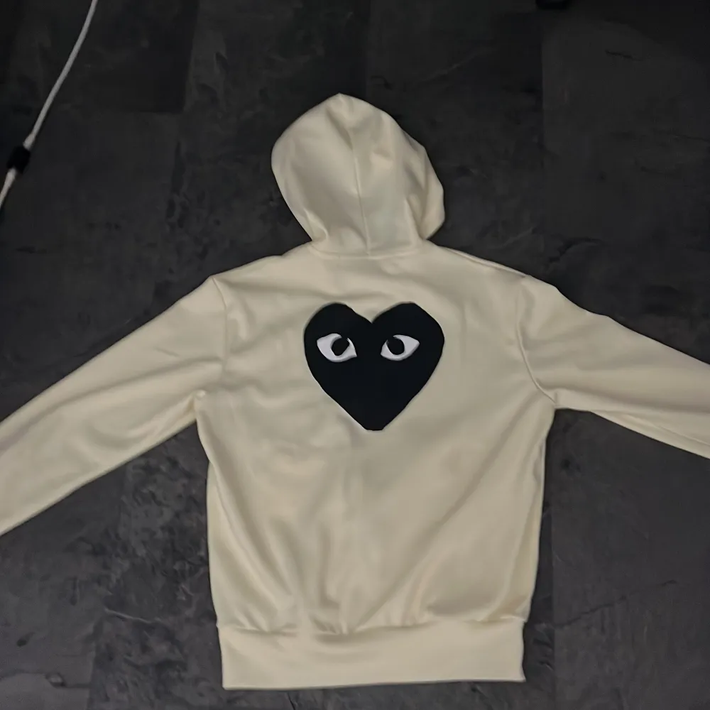 Tjena, säljer nu min comme des garçons hoodie, har ni några frågor så hör gärna av er. Hoodies.