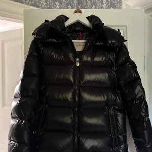 Moncler maya - Moncler maya svart qr kod och chip finns