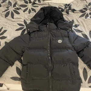 Trapstar jacka  - Säljer min trapstar jacka då jag känner att det inte är min stil.  Intresserad av byten också.  Pris går att diskuteras vid snabb förhandling 