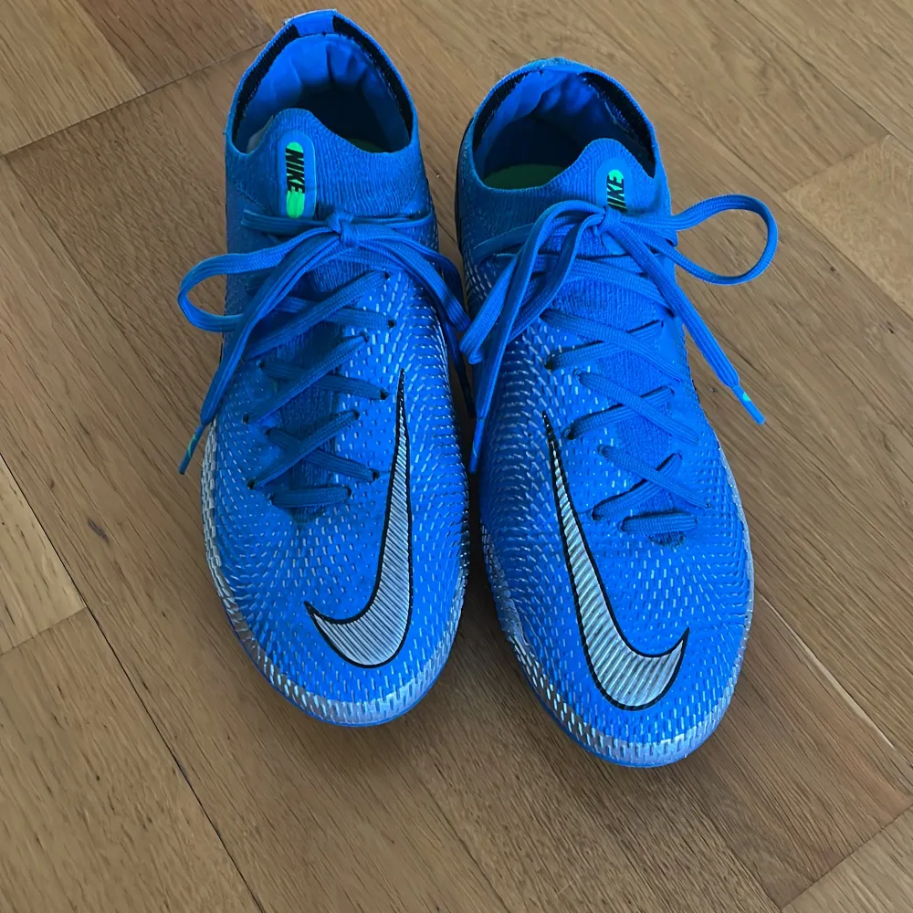 Säljer nu mina Nike Phantom fotbollsskor för att de har blivit för små. Mycket bra skick, knappt använda. Skorna är för gräs men fungerar att ha på både konstgräs och naturgräs! Nypris ca 2000kr! Säljer dem för endast 49kr!. Skor.