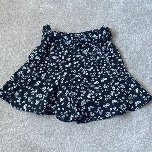 Blommig Kjol - Blommig kjol med inbyggda skjorts🙌🏼