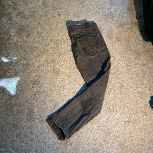 Gråa jeans - Säljer ett par riktigt feta gråa straight leg jeans från only & sons storlek w30 l34 i mycket bra skick. Modellen heter edge loose, normal straight leg passform inte baggy Plagget är i nyskick utan några defekter Beninnerlängd: 80cm