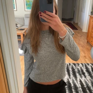 Stickad tröja - Suuuper snygg grå stickad tröja perfekt nu till hösten😍🍁Har volanger vid ärmarna, och är från barnavdelningen på Zara. Passar mig som brukar ha storlek S, men är ganska kort i ärmarna❤️