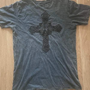 Affliction T-shirt - Säljer en fet vintage affliction cut series T-shirt som jag köpte nått år sen.  Den är i välldigt bra scick förutom att den har ett litet hål nära nacken, osäkert dock om det är design.