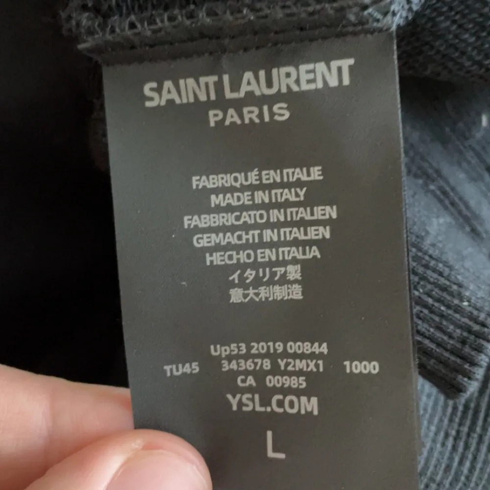 Svart YSL hoodie i mycket bra skick köp i Tyskland för cirka 2 år sedan, bevis finns. Användt mycket sparsamt. Storlek L men krumt lite så sitter som M. Köpt för 590£. Repost!. Hoodies.