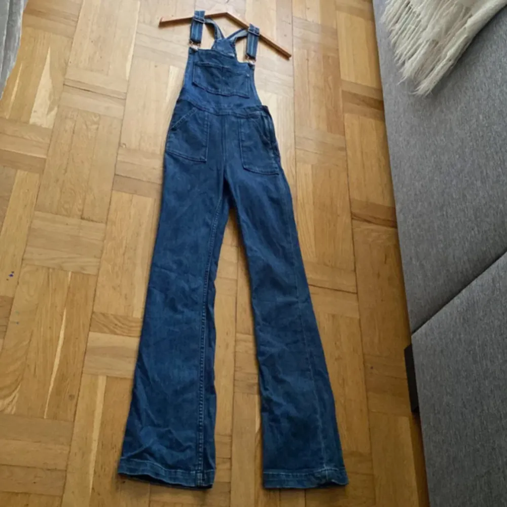 Knappt använda/nyskick. Tight modell med utsvängda ben. Jeans & Byxor.