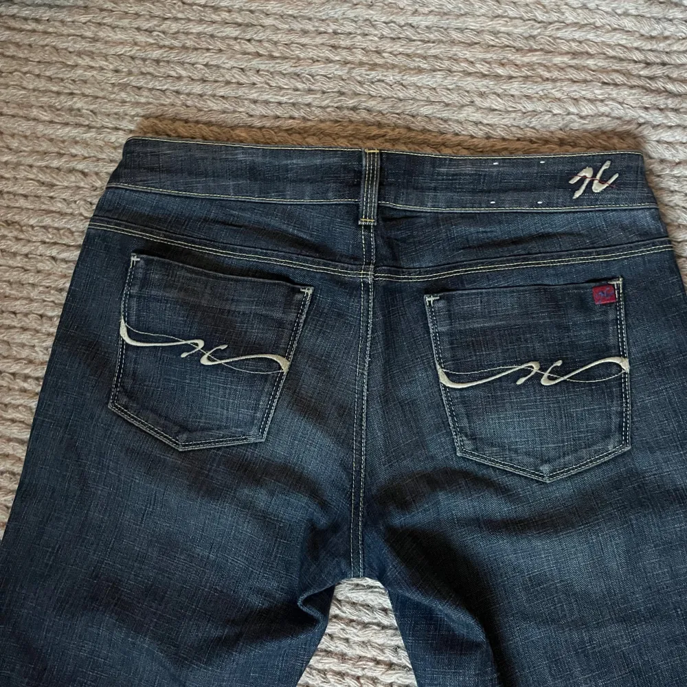 Lågmidjade bootcut jeans från Hilfiger. Nästan aldrig använda. Midjemått tvärsöver 41 cm och innerbenslängd 86 cm.. Jeans & Byxor.