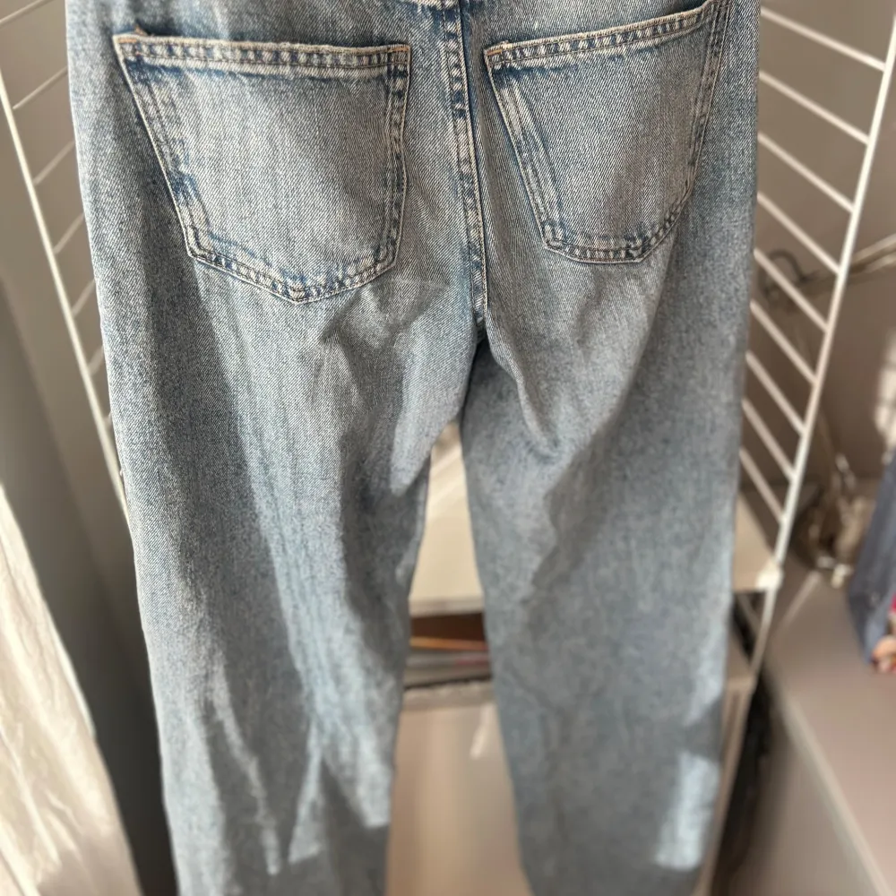 Lowwaist jeans från Gina tricot. De är blåa och har wida ben, är tyvärr för små för mig i midjan.💓 skriv för mer frågor!. Jeans & Byxor.