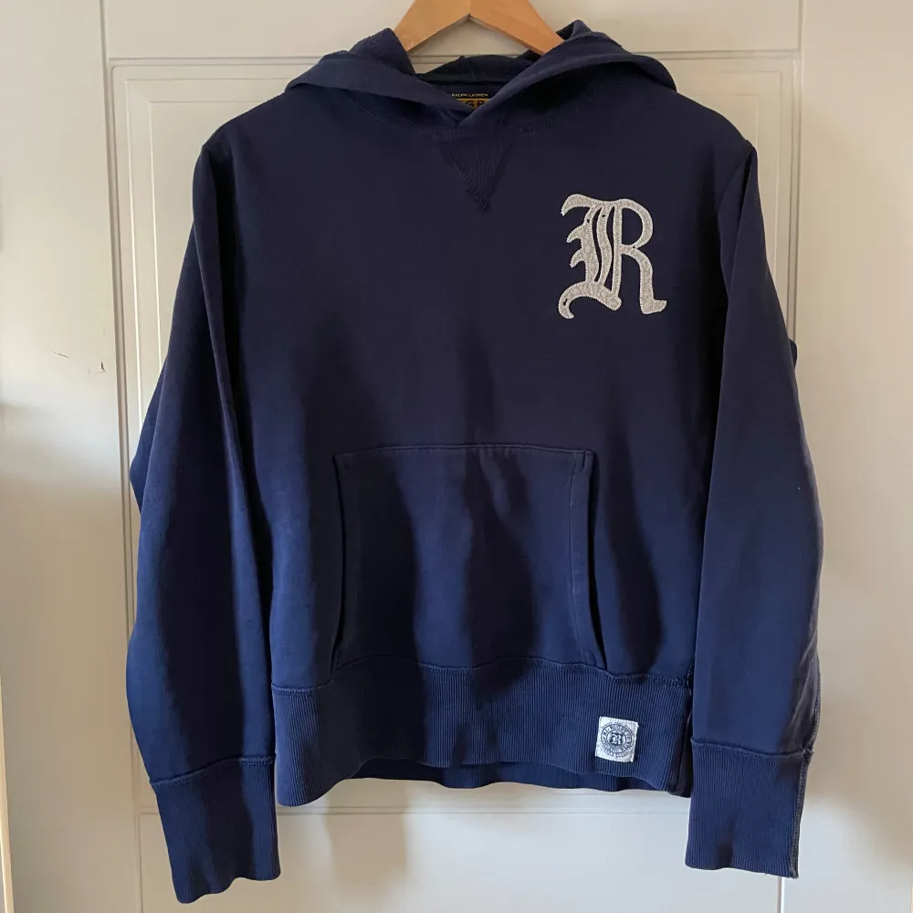 Säljer denna skit snygga Ralph Lauren Rugby Hoddie i storlek XS. Passar någon som också har S i storlek. Lite skada vid loggan på framsidan förutom det är den nästintill perfekt. Pris kan diskuteras! Skriv till mig vid minsta fråga eller fundering. 🤝. Hoodies.