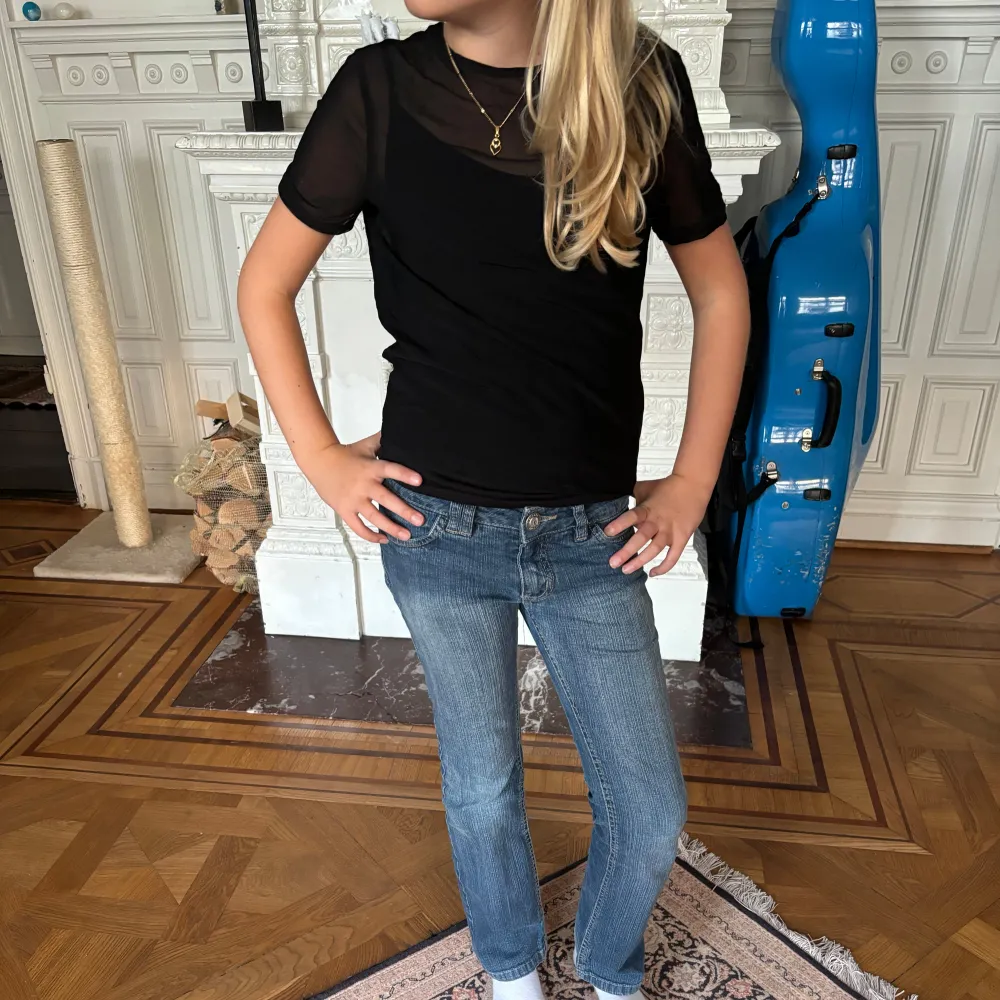 Jätte cool mesh tröja, modellen har ett linne under!💗. Blusar.