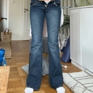 lågmidjade jeans - Lågmidjade jeans, köpta på Vinted men de passade tyvärr inte. Jättefint skick! Midjemåttet är 37 cm rakt över, med lite stretch och innerbenslängden är 79cm😇