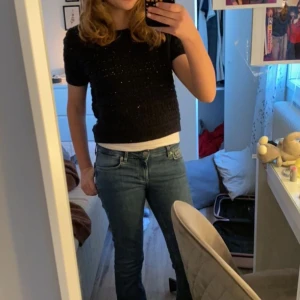 Stickad t-shirt - Jättefina stickad svart t-shirt med typ små paljetter på! Den är i jättebra skick och använd bara ett fåtal gånger, vet tyvärr inte märket eftersom jag köpte den här på Plick, men det står ”Knit Mix” på lappen! 💕💕 Skriv till mig vid funderingar☺️☺️