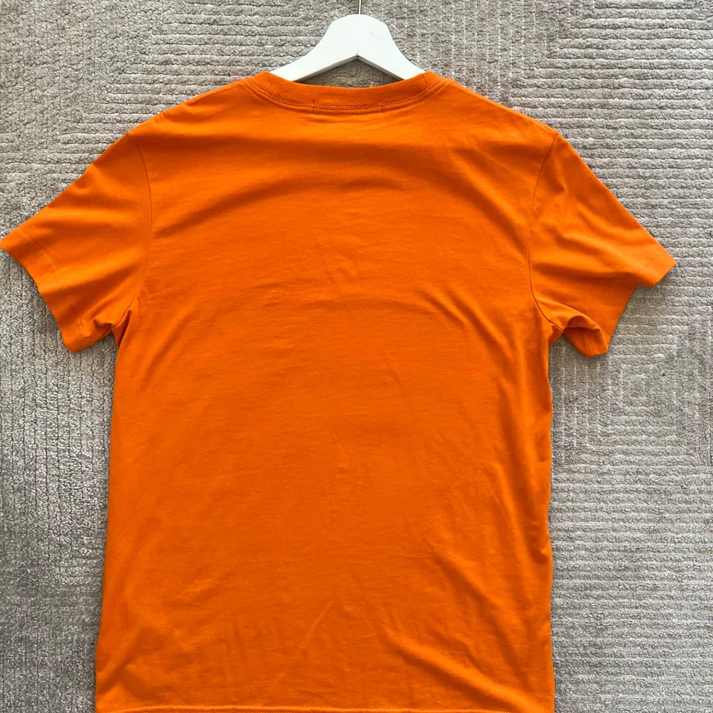 Calvin klein tshirt orange  HELT NYTT!!   Storlek: Medium (M)  Pris 340kr. T-shirts.