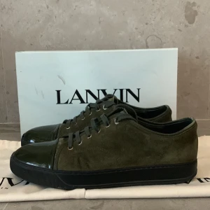 Lanvin - Ett par riktigt feta och sällsynta lanvis! De är i mycket bra skick förutom defekten på framsidan som visas på sista bilden. Box och dustbags medföljer! De är storlek uk 9. Skriv om det är några frågor eller funderingar!