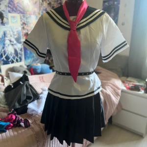 Ibuki mioda cosplay  - Handske och sockarna följer med. Peruken är klippt kort där bakom då den blev super traslig. Horn följer inte med (fick aldrig nå horn) om du har några frågor fråga gärna är ofta aktiv!😋