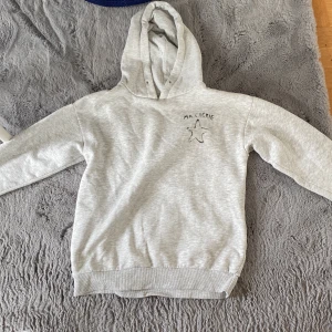 Ma cherie hoodie - Väldigt fin hoodie andvänd ganska många gånger men annars jättefin säljer för att den tyvärr är för liten 💕
