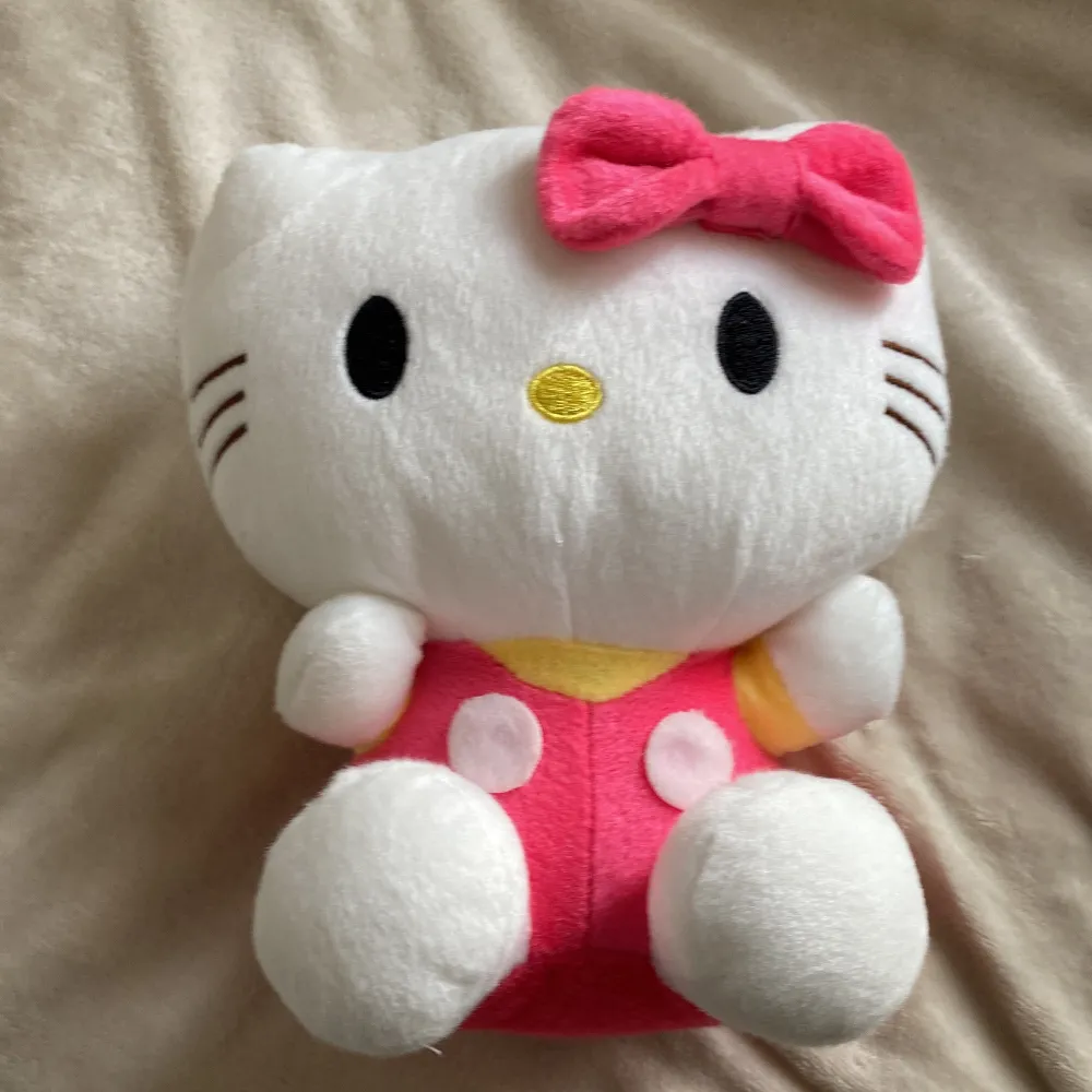 Hello Kitty Plushie ungefär 25-30 cm. Övrigt.